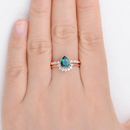 Unique Pear Emerald Milgrain Vintage Ring Set